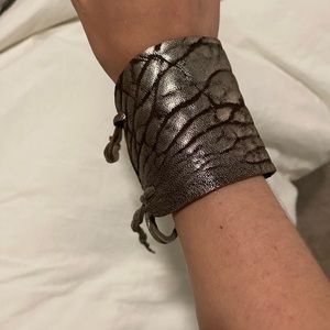 Miel de Abejas Lambskin Cuffs